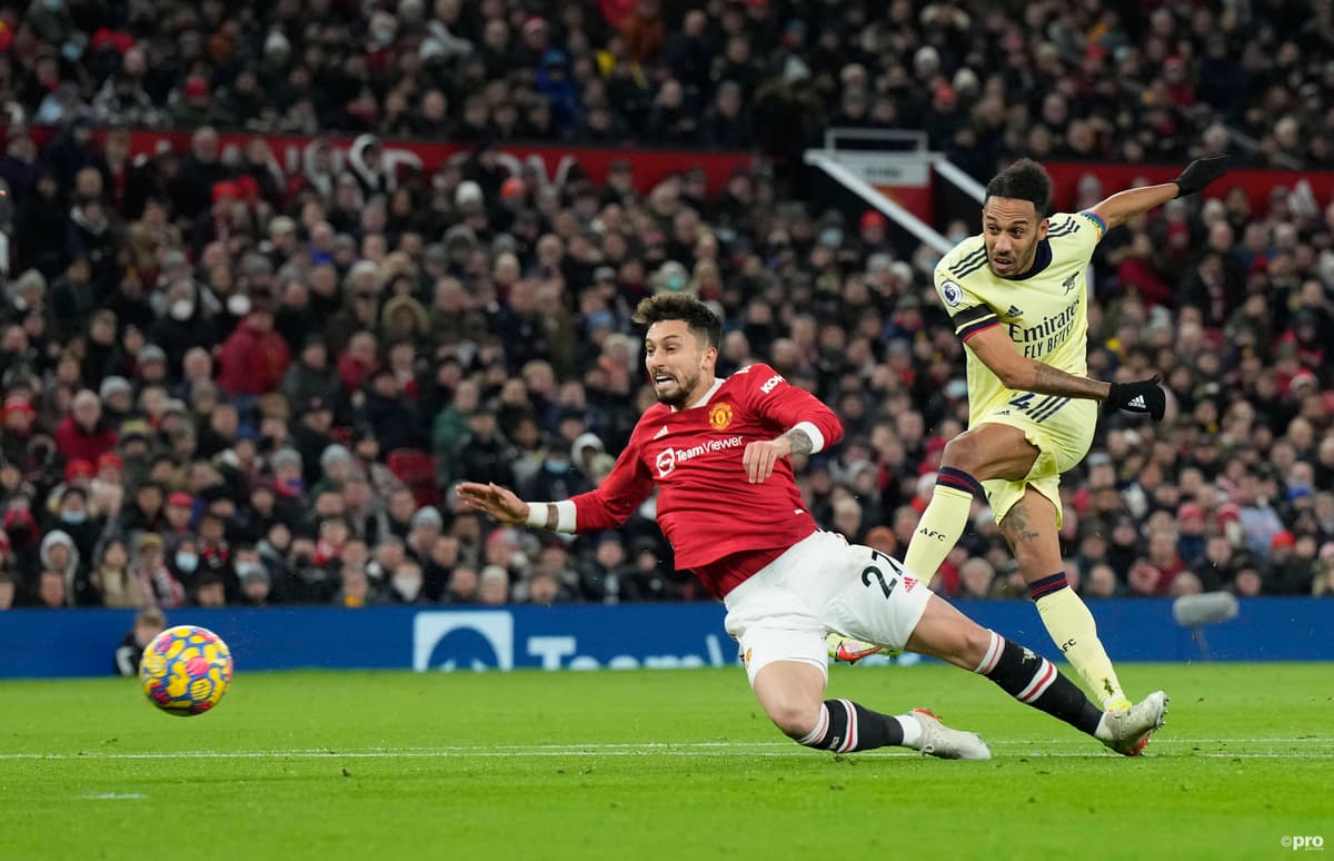 Pierre-Emerick Aubameyang of Arsenal shoots against Man Utd