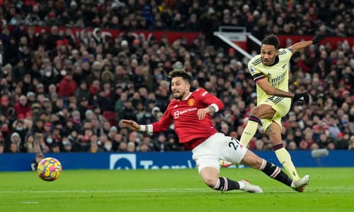 Pierre-Emerick Aubameyang of Arsenal shoots against Man Utd