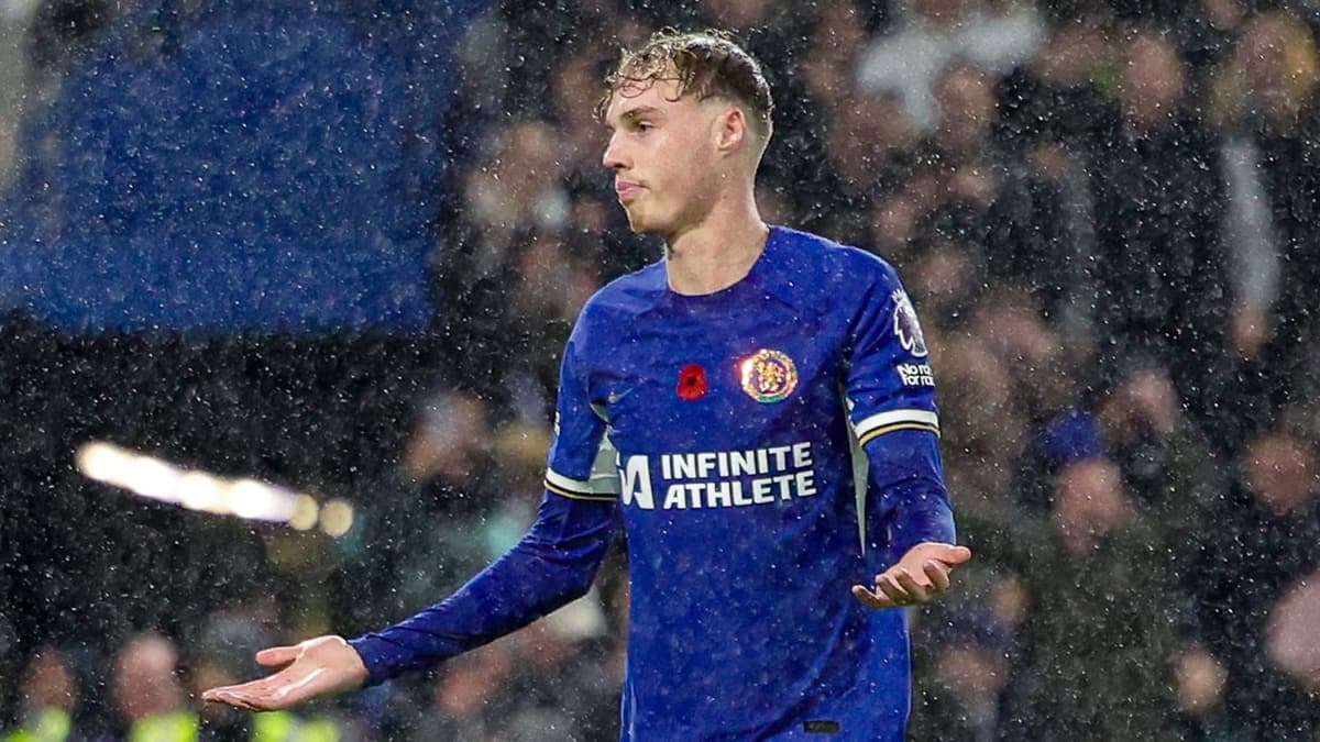 Cole Palmer in Premier League action for Chelsea vs Man City