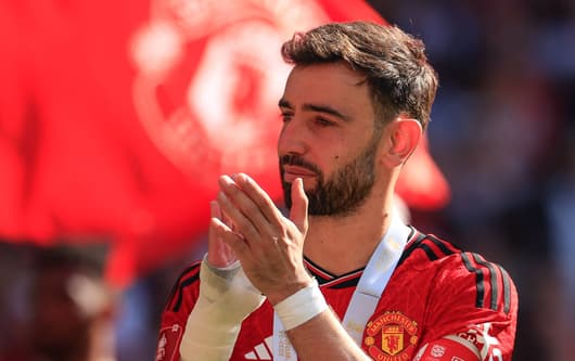 Bruno Fernandes celebrates Man Utd's 2023/24 FA Cup win