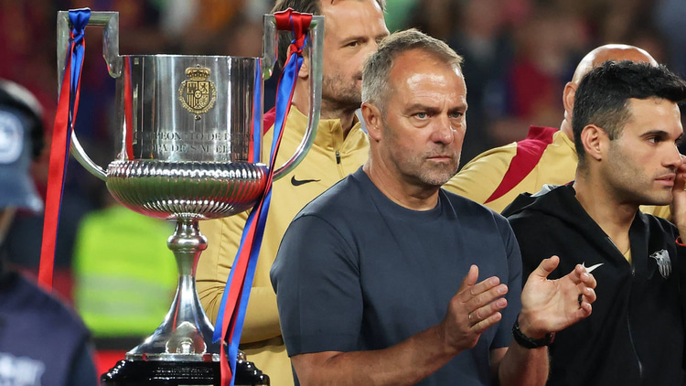 Hansi Flick (midden) na het winnen van Laliga. 