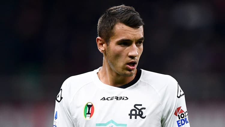 Jakub Kiwior in het shirt van Spezia.