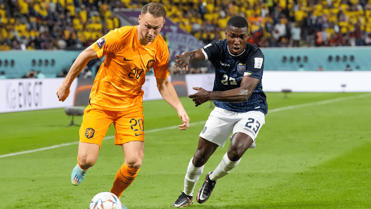 Teun Koopmeiners up against Moises Caicedo