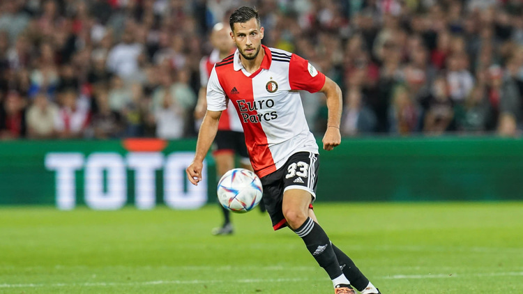 Dávid Hancko in actie voor Feyenoord.