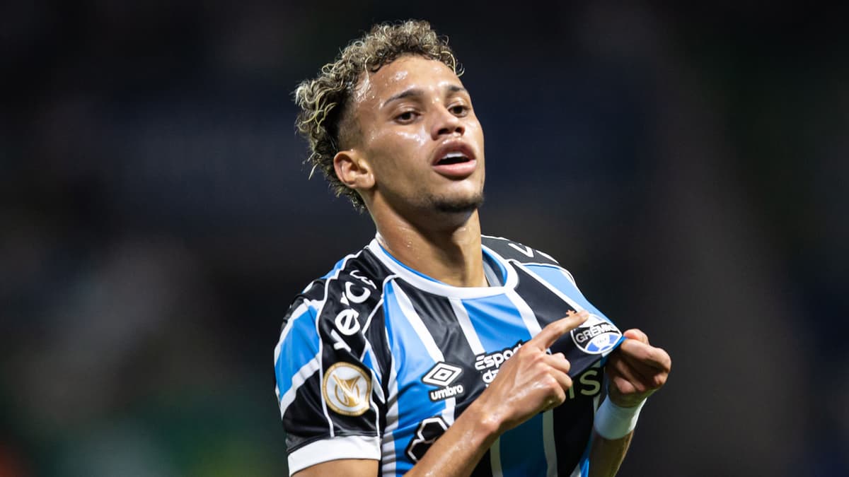 Gremio midfielder Bitello.
