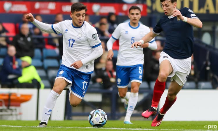 Loizos Loizou in actie namens Cyprus.