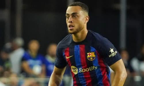 Sergino Dest playing for Barcelona