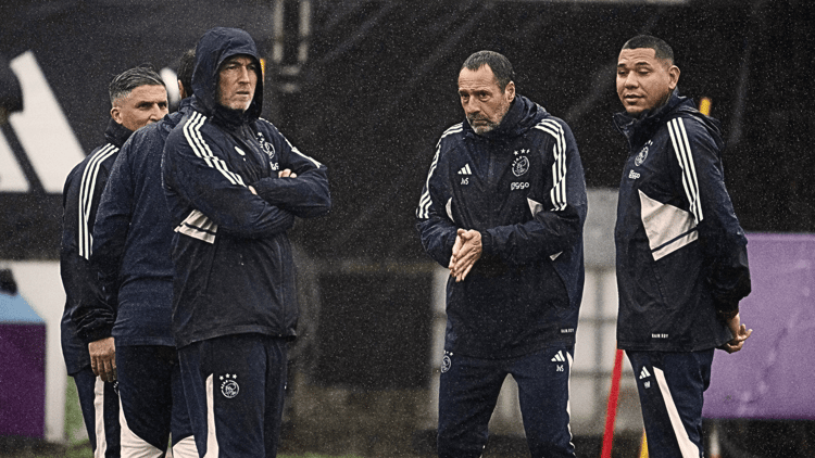 Richard Witschge op het trainingsveld bij Ajax met Johon van 't Schip en Hedwiges Maduro