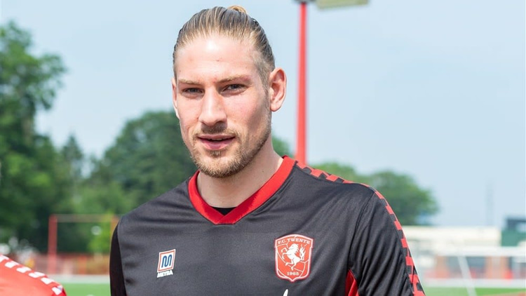 Het contract van Lars Unnerstall met FC Twente loopt medio 2025 ten einde.