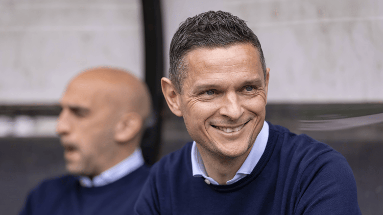 Rogier Meijer op bank als hoofdtrainer van NEC, waar hij na dit seizoen vervangen zal worden door Dick Schreuder.