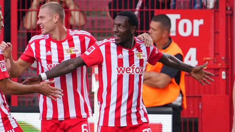 Sheraldo Becker viert een doelpunt voor Union.