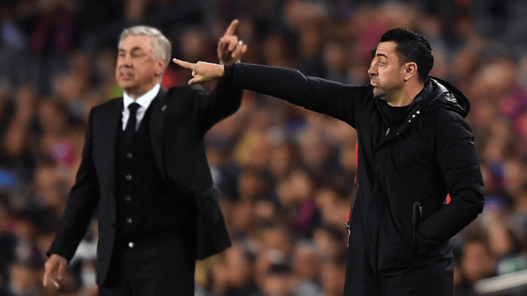 Xavi Hernández namens FC Barcelona langs de lijn in de rivalenstrijd tegen Real Madrid