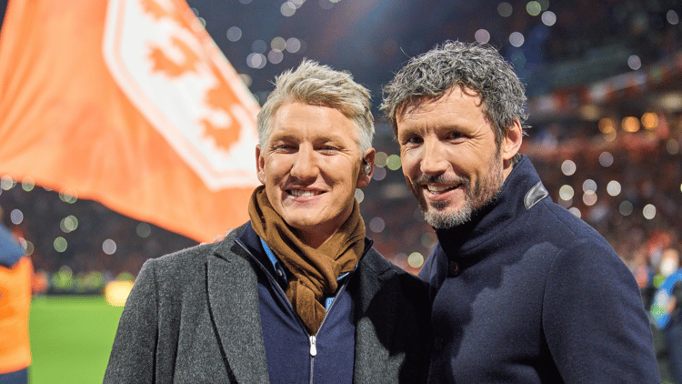 Mark van Bommel samen met Bastian Schweinsteiger