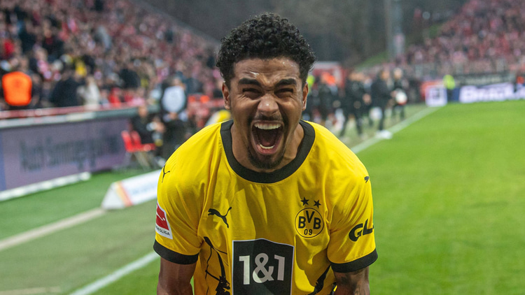 Ian Maatsen is on loan at Borussia Dortmund from Chelsea