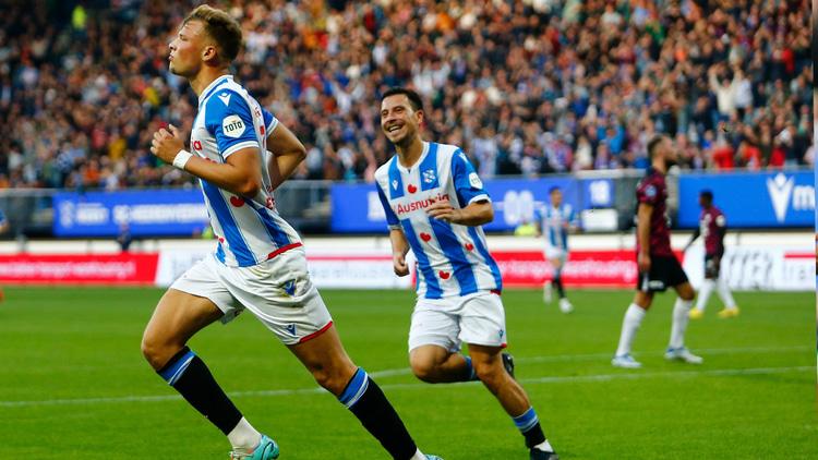 Sydney van Hooijdonk in het shirt van sc Heerenveen.
