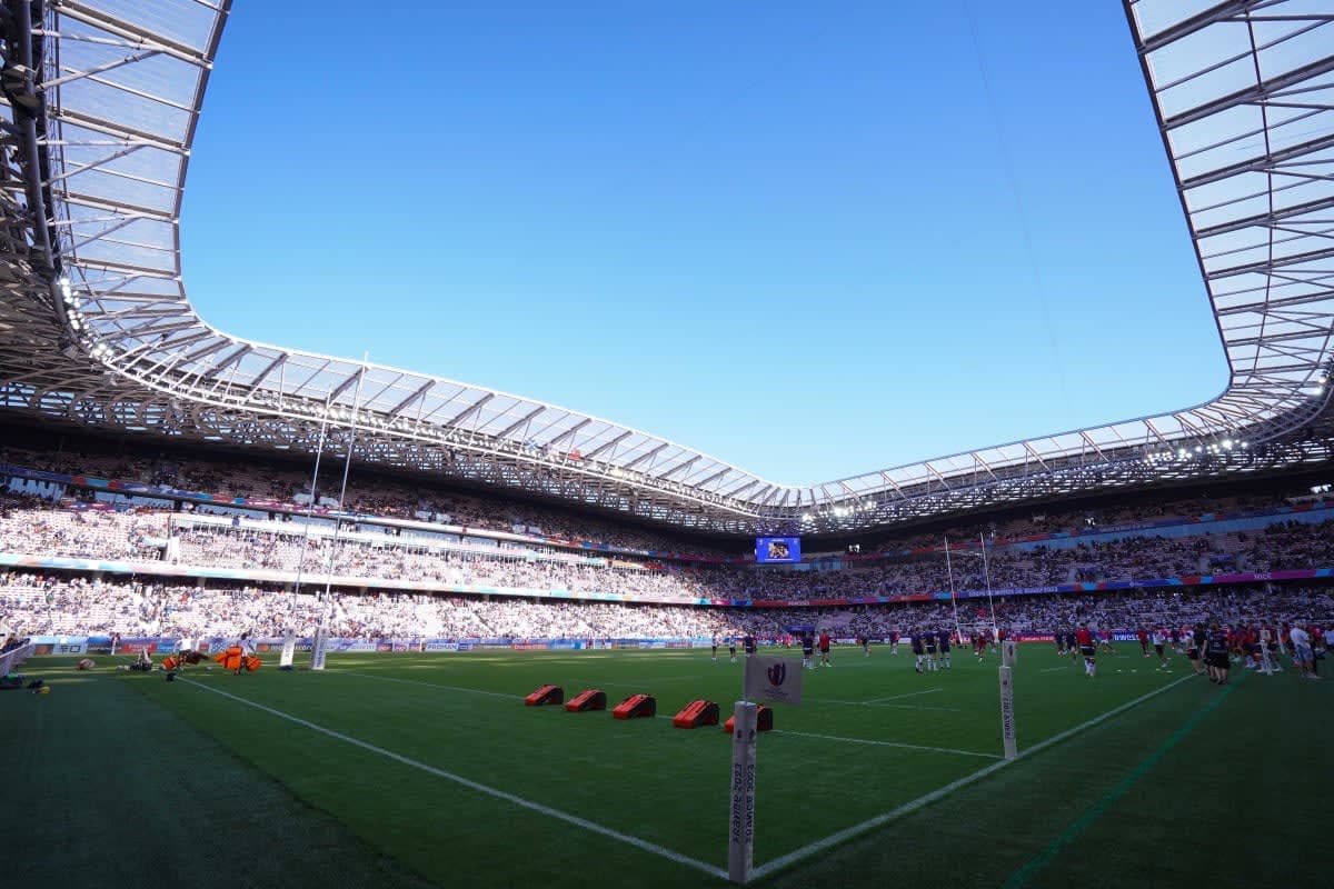 'Middenvelder (22) van OGC Nice dreigt zelfmoord te plegen, club stuurt psycholoog om te onderhandelen'