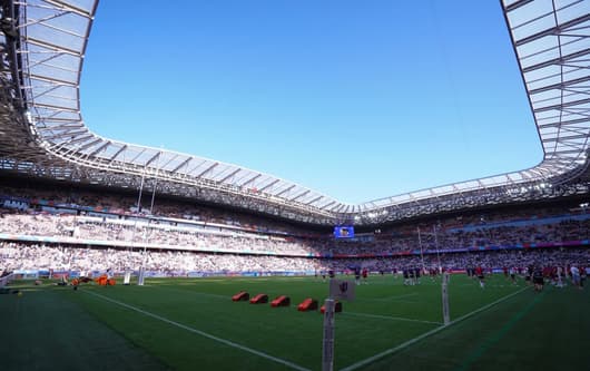 'Middenvelder (22) van OGC Nice dreigt zelfmoord te plegen, club stuurt psycholoog om te onderhandelen'