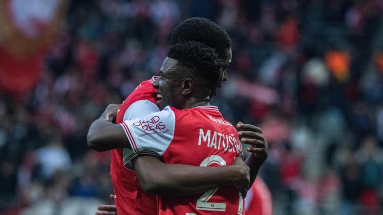 Azor Matusiwa in het shirt van Stade Reims.