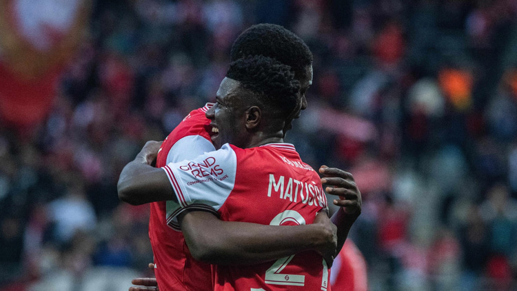 Azor Matusiwa in het shirt van Stade Reims.
