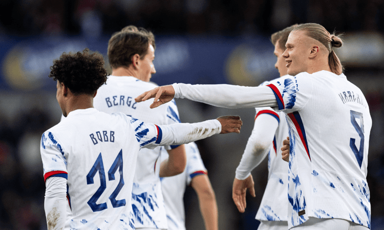 Oscar Bobb tijdens een onderonsje met Erling Haaland in het shirt van Noorwegen.