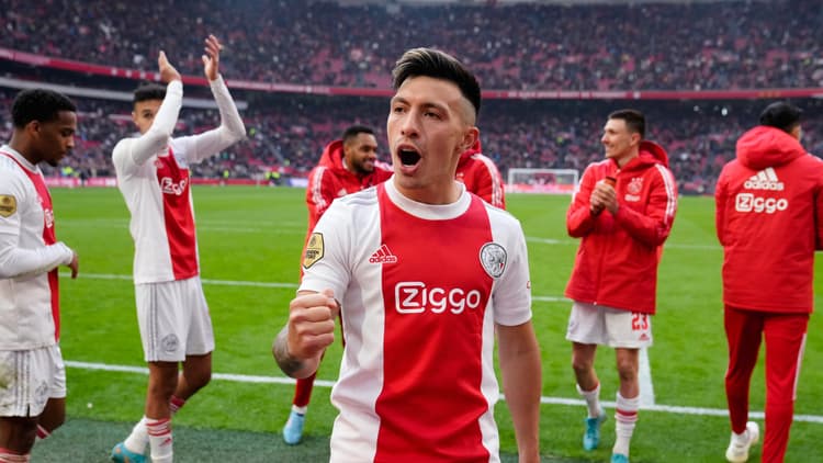 Lisandro Martinez helped Ajax win the Eredivisie title in 2021/22