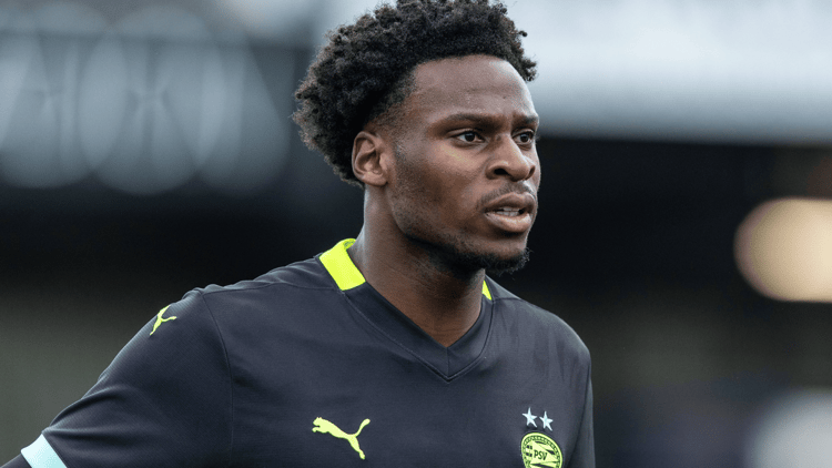 Emmanuel van de Blaak kan zowel als rechtsback als centrale verdediger uit de voeten.