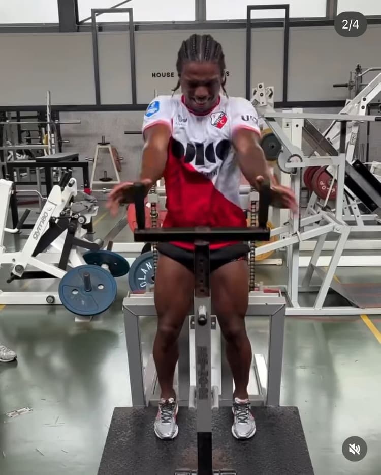 Tyrell Malacia verschijnt plotseling in shirt van FC Utrecht.