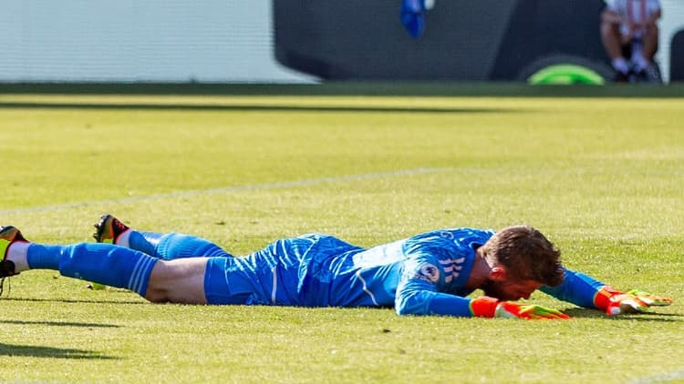 David De Gea baalt als een stekker na zijn blunder tegen Brentford.