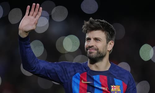 Gerard Pique waves goodbye to the Barcelona fans as he retires
