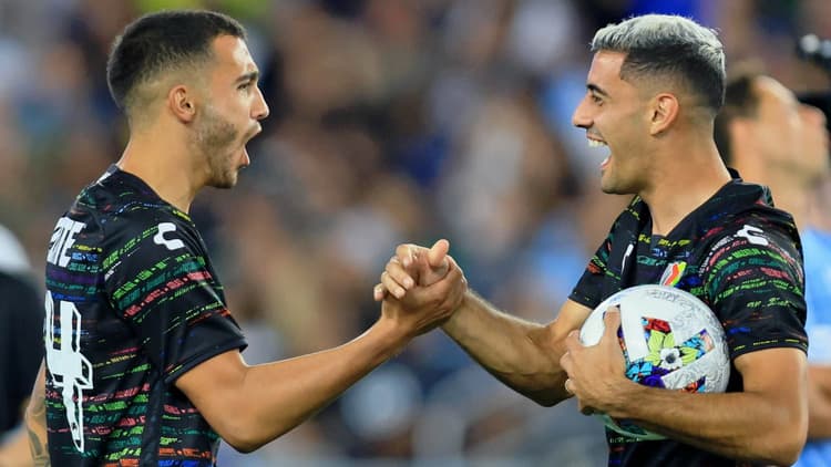 Germán Berterame (rechts) met een ander Ajax-target: Luis Chavez