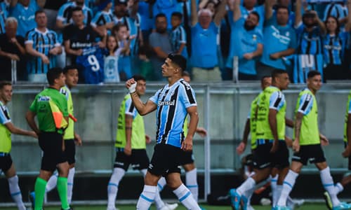 Luis Suarez scores a hat trick on his Gremio debut