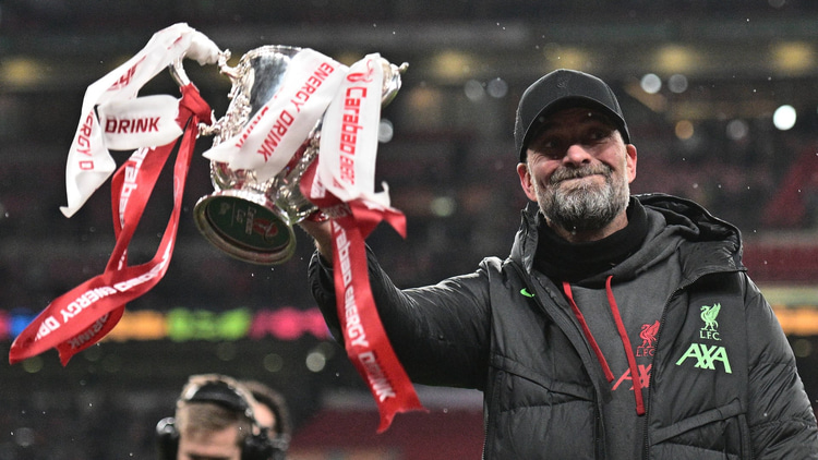 Jürgen Klopp met de Carabao Cup in zijn rechterhand als coach van Liverpool. 