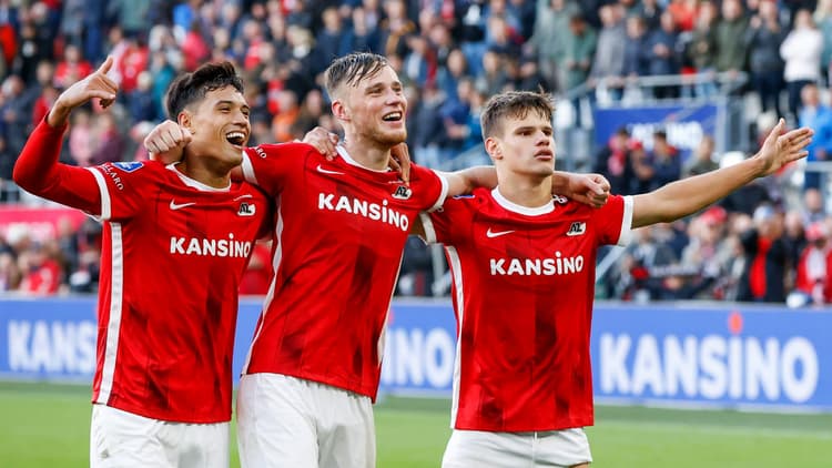 Milos Kerkez maakte op achttienjarige leeftijd zijn debuut voor AZ. 