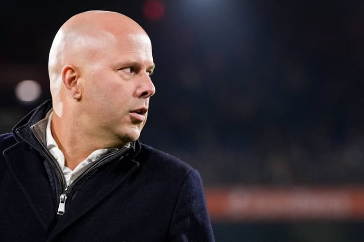 Arne Slot werd eerder door AZ ontslagen toen bleek dat hij sprak met Feyenoord.