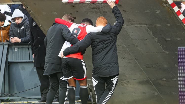 Quinten Timber raakte in het oefenduel met FC Emmen ernstig geblesseerd.