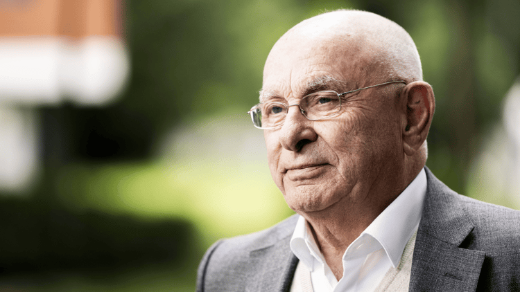 Michael van Praag was zelf in het verleden ook werkzaam bij Ajax en neemt het nu op voor de Amsterdammers.