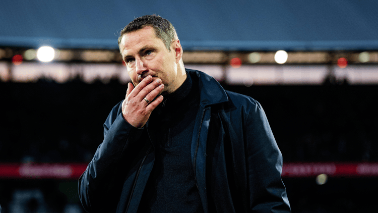 Brian Priske mag voorlopig aanblijven als trainer van Feyenoord.