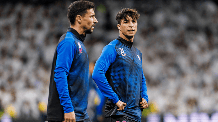 Sevilla neemt na dit seizoen afscheid van Jesús Navas en Óliver Torres (rechts).