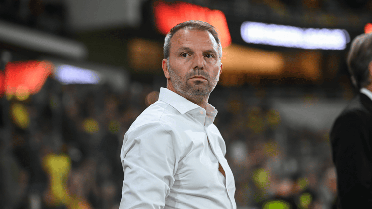 Maurice Steijn zit zonder werk sinds zijn mislukte dienstverband bij Ajax.