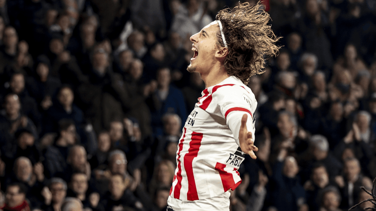 Fábio Silva viert zijn goal voor PSV.