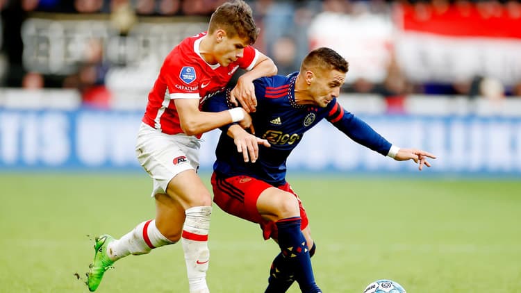 Milos Kerkez in duel met Ajax-aanvaller Dusan Tadic.