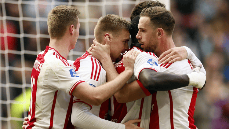 Sivert Mannsverk (links) werd tot op heden nooit een succes bij Ajax.