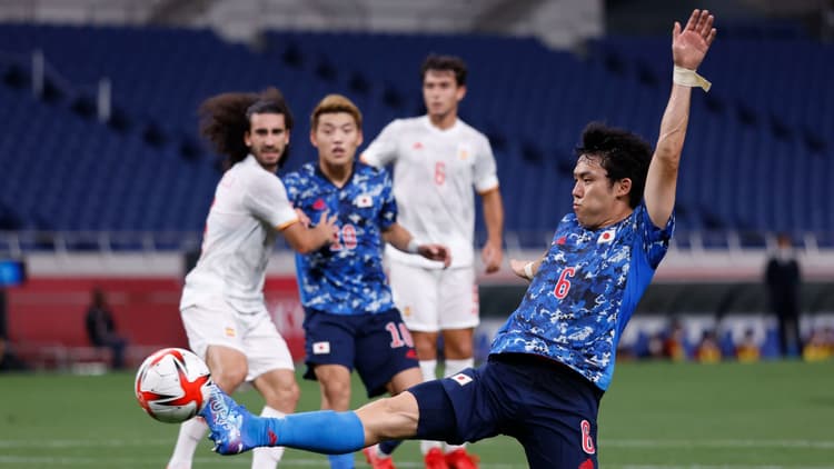 Endo stretches for the ball while playing for Japan