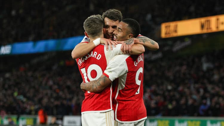 Gabriel Jesus celebrates with Leandro Trossard and Jakub Kiwior