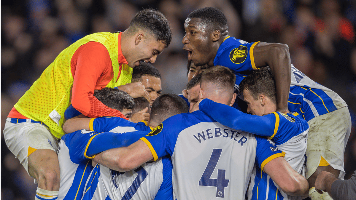Brighton players celebrate Alexis Mac Allister's goal against Man Utd.
