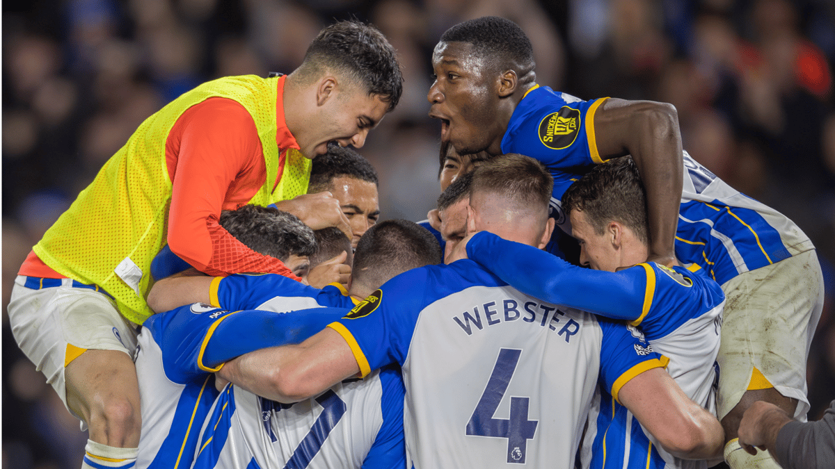 Brighton players celebrate Alexis Mac Allister's goal against Man Utd.