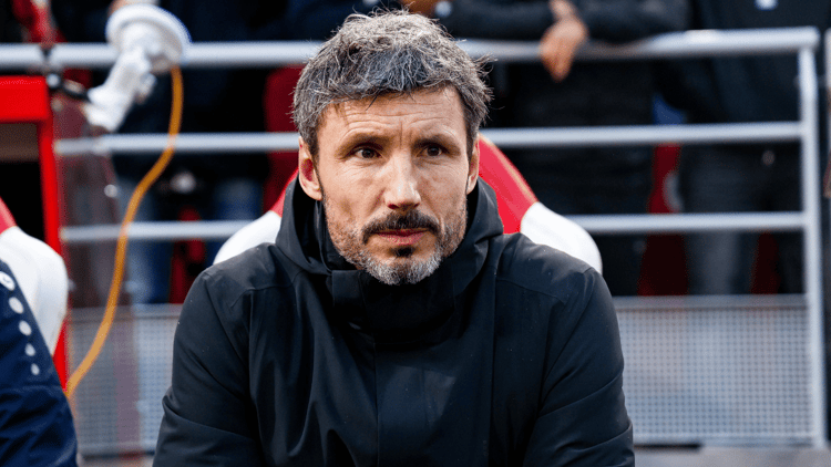 Mark van Bommel op de bank bij Royal Antwerp.