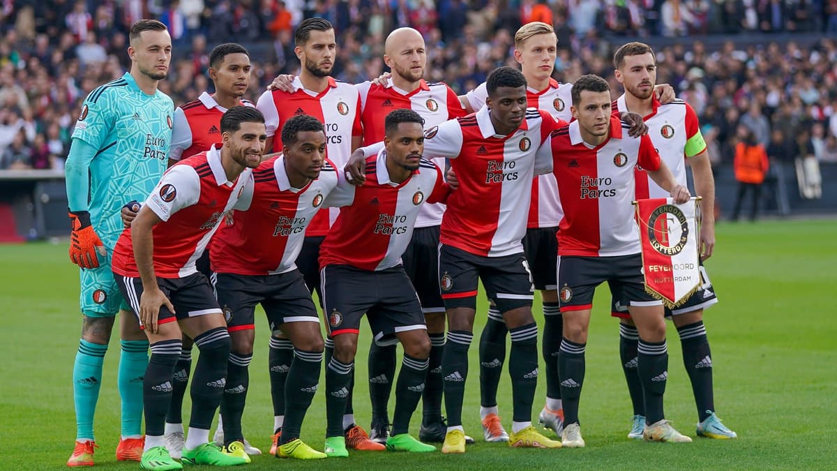 Het elftal van Feyenoord voorafgaand aan het duel met Sturm Graz in de Europa League.