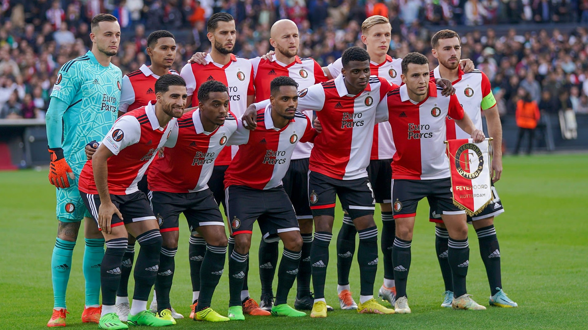 Het elftal van Feyenoord voorafgaand aan het duel met Sturm Graz in de Europa League.