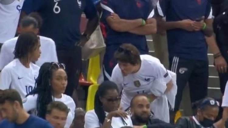 Veronique in gesprek met de entourage van Mbappé en Pogba